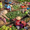 Vietnamitas vendiendo furta en el mercado flotante del Rio Mekong,Vietnam