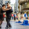 Dos bailarines de tango no identificados, mujer y hombre, bailando tango en la calle Florida en el centro de Buenos Aires en verano en un día soleado