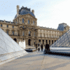Fotografia de la façana del museu Louvre de París