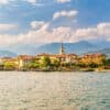 Vistes dels edificis de l'Illa dels Pescadors, al llac Maggiore dels llacs italians