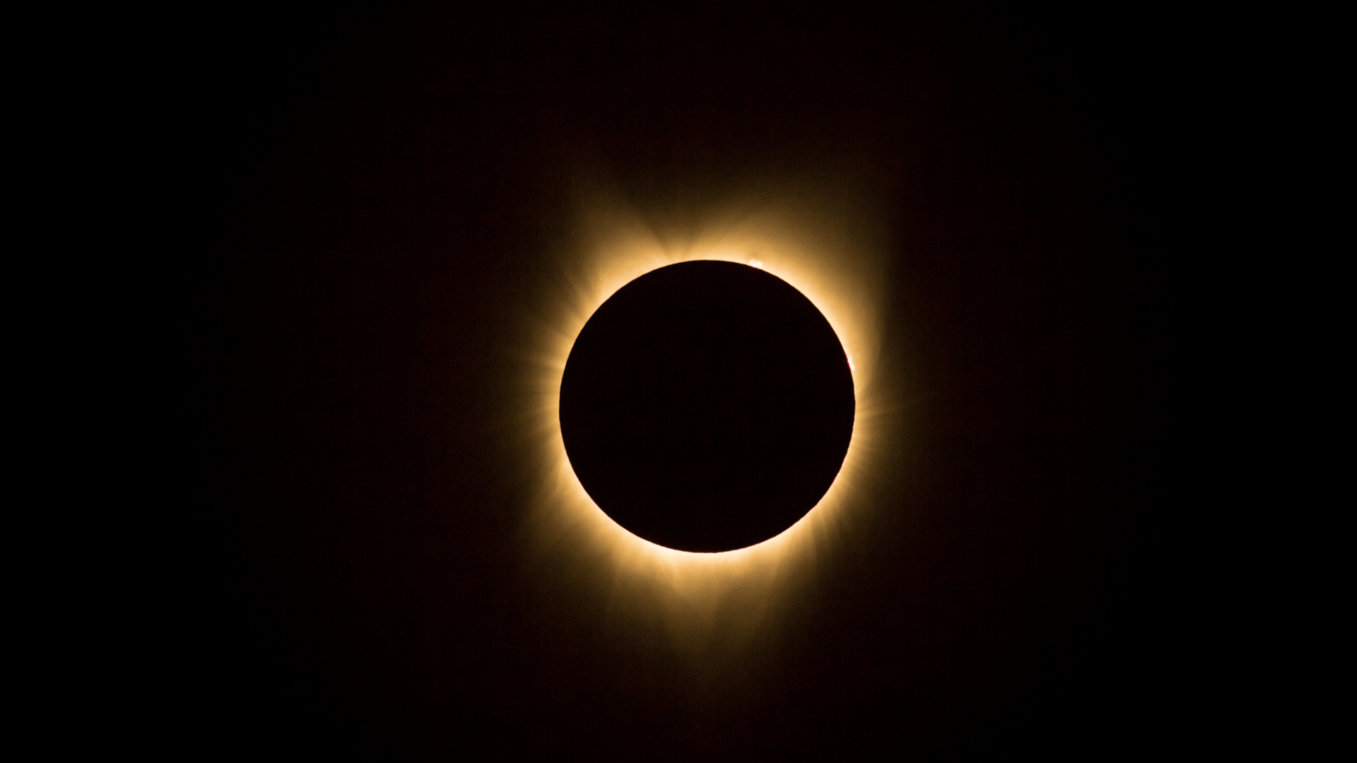 Contempla eclipse solar total en Burgos