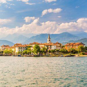 Vistes dels edificis de l'Illa dels Pescadors, al llac Maggiore dels llacs italians
