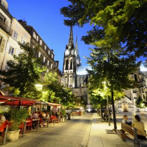 Vistes de Restaurant devant la catedral a Clermond Ferrand.